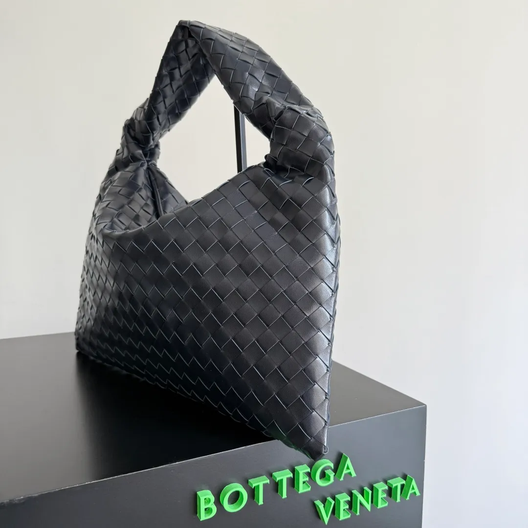 Batch 1960 It seems that this bag from BV has been popular recently ~ The new Hop is really not too beautiful. The whole bag has no seams. The bag body and handles are made of one piece of leather. It reflects the style and essence of Bottega Veneta. It truly represents craftsmanship and creativity. The large size has a very loose and lazy upper body. Big bag lovers will definitely not regret buying it. Style number: 796262 Size: 46*21*10cm